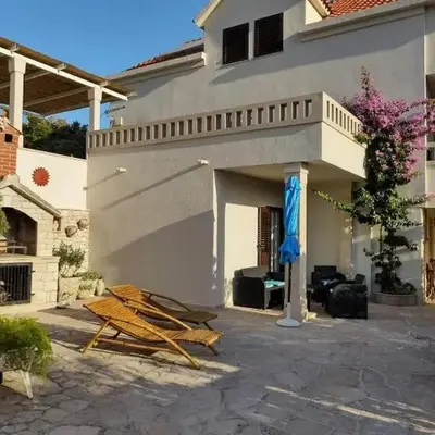 Apartments with parking space Povlja