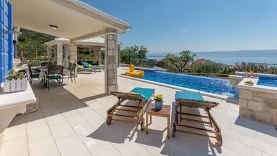 Bazen u objektu Traditional stone poolside villa in Bol ili u blizini