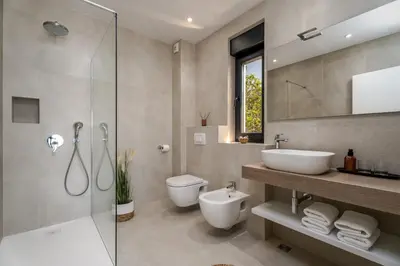 Kupaonica u objektu Villa Admira Maria with a heated pool and sea views