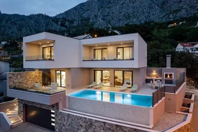 Bazen u objektu Villa Una with heated pool, 1km from the beach ili u blizini