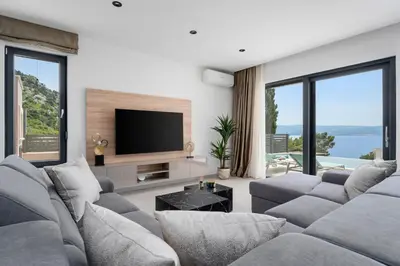 TV i/ili zabavni centar u objektu Villa Una with heated pool, 1km from the beach