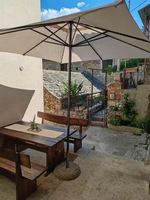 Popločani dio dvorišta ili vanjski dio objekta Kuća za odmor Panćona & free parking