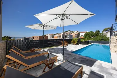 Bazen u objektu Villa M apartment Podstrana-private pool 30 m2 ili u blizini