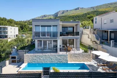 Bazen u objektu Villa M apartment Podstrana-private pool 30 m2 ili u blizini