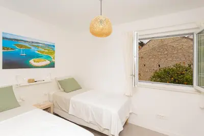 Krevet ili kreveti u jedinici u objektu JesLiving Hvar - 2 Bedroom Elegant Apartment with Sea View in Historic Center of Hvar Town
