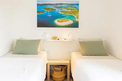 Krevet ili kreveti u jedinici u objektu JesLiving Hvar - 2 Bedroom Elegant Apartment with Sea View in Historic Center of Hvar Town