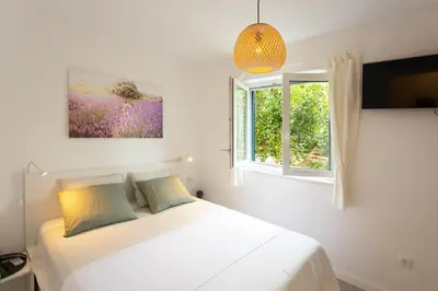 Krevet ili kreveti u jedinici u objektu JesLiving Hvar - 2 Bedroom Elegant Apartment with Sea View in Historic Center of Hvar Town