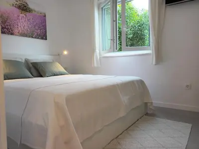 Krevet ili kreveti u jedinici u objektu JesLiving Hvar - 2 Bedroom Elegant Apartment with Sea View in Historic Center of Hvar Town