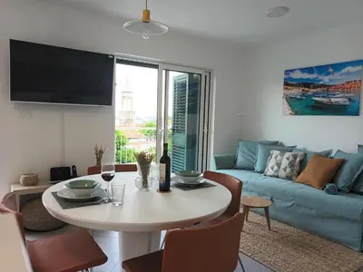 TV i/ili zabavni centar u objektu JesLiving Hvar - 2 Bedroom Elegant Apartment with Sea View in Historic Center of Hvar Town