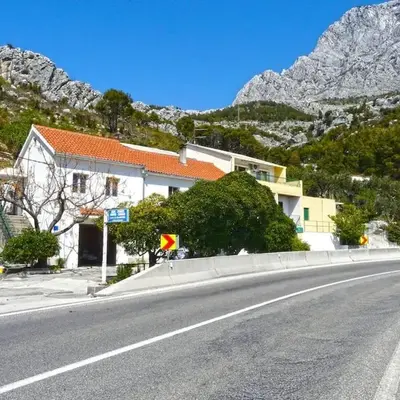 Apartments with parking space Krvavica