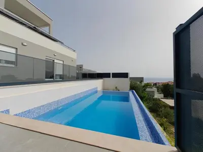 Bazen u objektu Villa Diva DI with private pool and jacuzzi ili u blizini