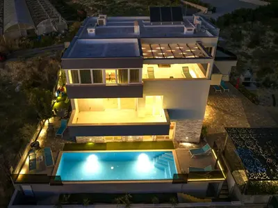 Bazen u objektu Apartman Palma and Luxury Penthouse for a family with swiming pool,parking,terrace,panoramic view at the sea,Podstrana ili u blizini