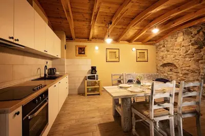 Kuhinja ili čajna kuhinja u objektu Holiday home Raos - a special stonehouse, Brela