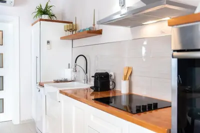 Kuhinja ili čajna kuhinja u objektu Yukka ComFor city center Hvar apartment with parking