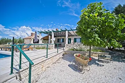 Vrt u objektu Secluded vacation house Bračuta with swimming pool