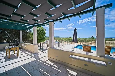 Bazen u objektu Secluded vacation house Bračuta with swimming pool ili u blizini