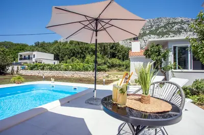 Bazen u objektu Villa Roko ili u blizini