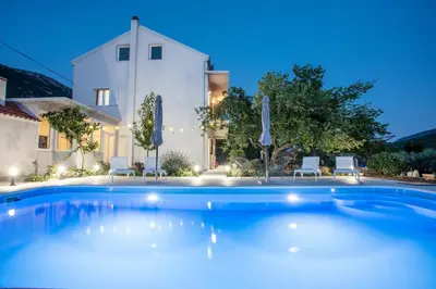 Bazen u objektu Villa Roko ili u blizini