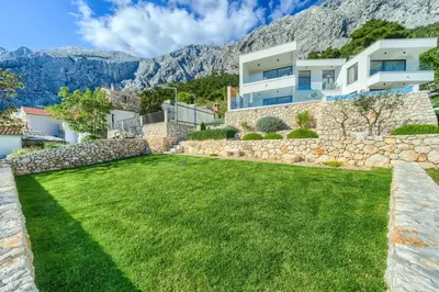 Pogled na planine ili pogled na planine iz vila