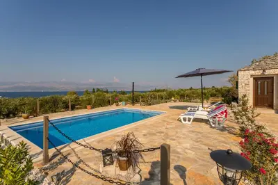 Bazen u objektu Magical Island ili u blizini