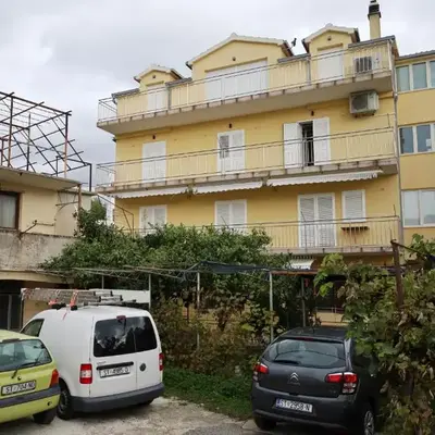 Apartments with a parking space Podstrana