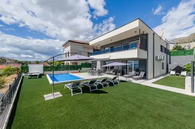 Bazen u objektu Villa La Vie - Podstrana ili u blizini