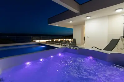 Bazen u objektu Villa Mare ili u blizini