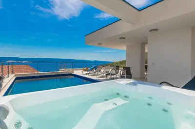 Bazen u objektu Villa Mare ili u blizini