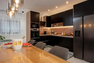 Kuhinja ili čajna kuhinja u objektu Luxury Villa Oriolus, heated pool, sauna, Split