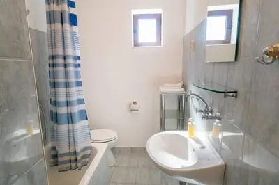 Kupaonica u objektu Cozy 1 bedroom apt/terrace/garden