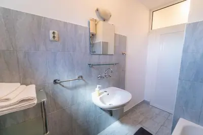 Kupaonica u objektu Cozy 1 bedroom apt/terrace/garden