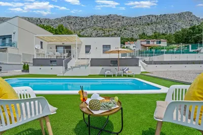 Bazen u objektu 2-bedroom Villa La Vita with private heated 33sqm pool ili u blizini
