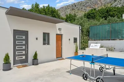 Stolni tenis u objektu 2-bedroom Villa La Vita with private heated 33sqm pool ili u blizini