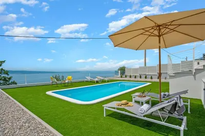 Bazen u objektu 2-bedroom Villa La Vita with private heated 33sqm pool ili u blizini