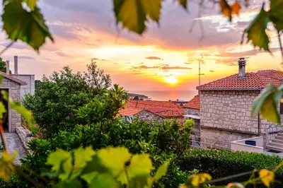 Pogled na izlazak ili zalazak sunca iz apartmana