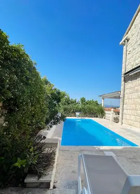 Bazen u objektu Villa Ardura - island holiday residence **** Bol. Island Brač ili u blizini