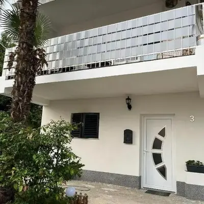 Apartments with parking space Podstrana