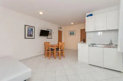 Kuhinja ili čajna kuhinja u objektu Apartments Rubic Omis- 230m from sandy beach
