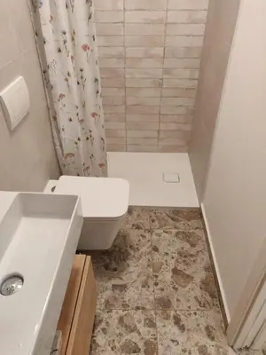 Kupaonica u objektu Omis apartment - near beach and town center, ground floor with small garden