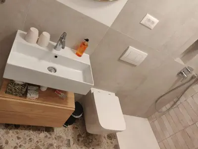 Kupaonica u objektu Omis apartment - near beach and town center, ground floor with small garden