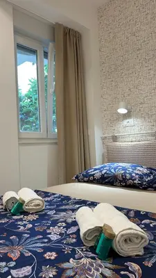 Krevet ili kreveti u jedinici u objektu Omis apartment - near beach and town center, ground floor with small garden