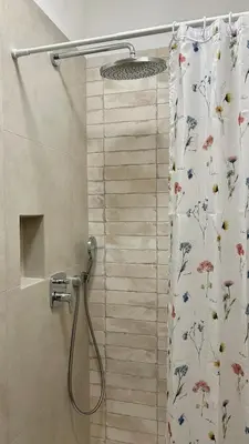 Kupaonica u objektu Omis apartment - near beach and town center, ground floor with small garden