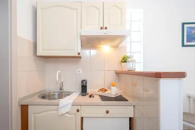 Kuhinja ili čajna kuhinja u objektu Apartments ''Tri Sestrice'' - ZF Hvar