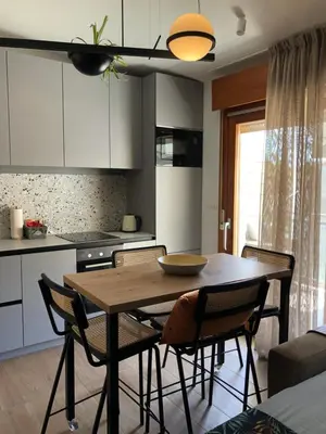 Kuhinja ili čajna kuhinja u objektu Omis apartment with balcony - near beach and town center