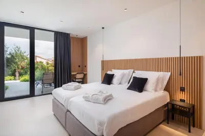 Krevet ili kreveti u jedinici u objektu Luxury Villa Sandorin Sutivan with Heated Pool, Jacuzzi & Sauna