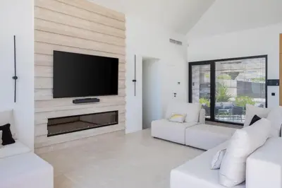 TV i/ili zabavni centar u objektu Luxury Villa Sandorin Sutivan with Heated Pool, Jacuzzi & Sauna