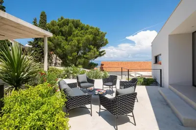 Vrt u objektu Luxury Villa Sandorin Sutivan with Heated Pool, Jacuzzi & Sauna