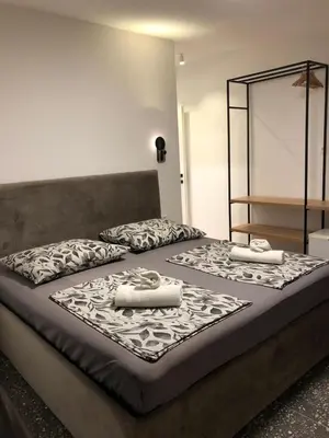 Krevet ili kreveti u jedinici u objektu Omis - private Ensuite room with balcony - hotel style