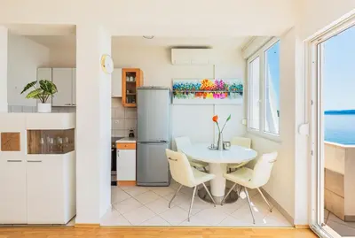 Kuhinja ili čajna kuhinja u objektu Three Rocks Beach Suite