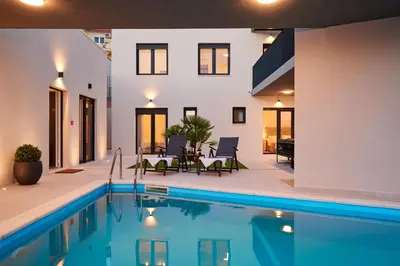 Bazen u objektu Luxury villa with a swimming pool Rat, Omis - 21548 ili u blizini